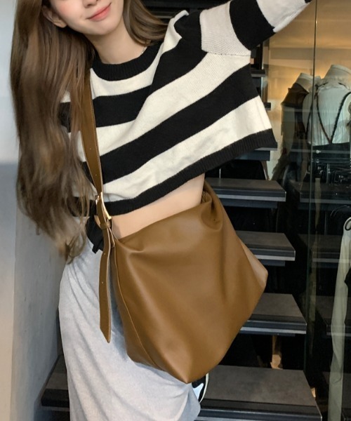 yuue' ( wear )(ユーイ)の「シンプル ショルダーバッグ(ショルダーバッグ・レディース・ブラック/ブラウン・FREE)」の9枚目の写真