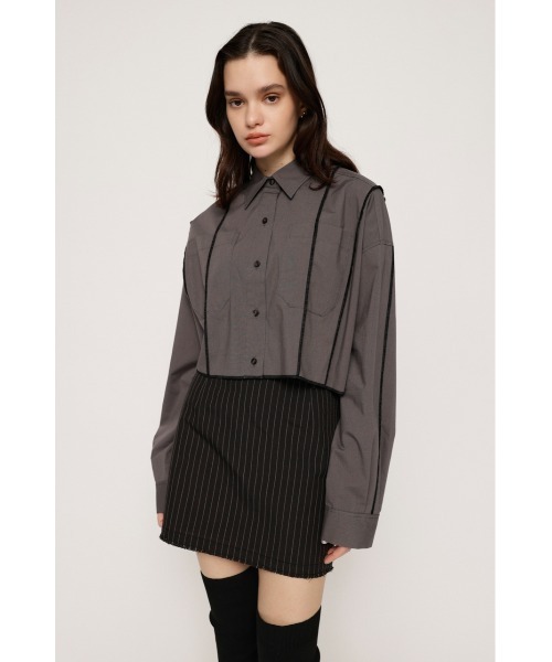SLY(スライ)の「CROPPED OVER LOCK UP SH クロップド丈 オーバーサイズ ロックアップ シャツ(シャツ/ブラウス・レディース・ライトブラック/ホワイト/ピンク・FREE)」の2枚目の写真
