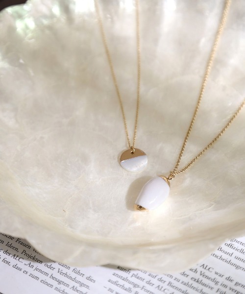 BAYFLOW（ベイフロー）の「シェル2連ネックレス（ネックレス・レディース・ライトグレー/イエロー・FREE）」の2枚目の写真