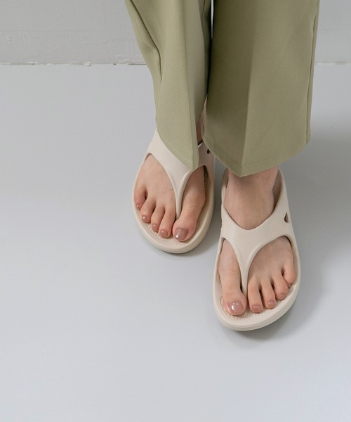 welleg（ウェレッグ）の「EVA トングサンダル（サンダル・レディース・アイボリー/ブラック/ライトグリーン/グレー・L/M）」の2枚目の写真
