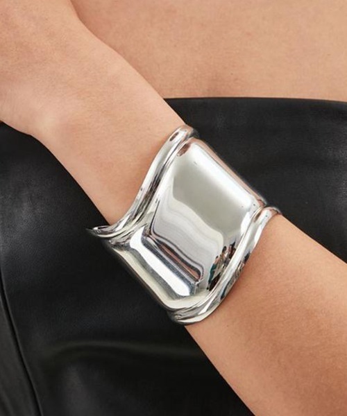 Coo+i（クーイ）の「ボリュームバングル（バングル/リストバンド・レディース・シルバー/ブラック/ゴールド・FREE）」の2枚目の写真