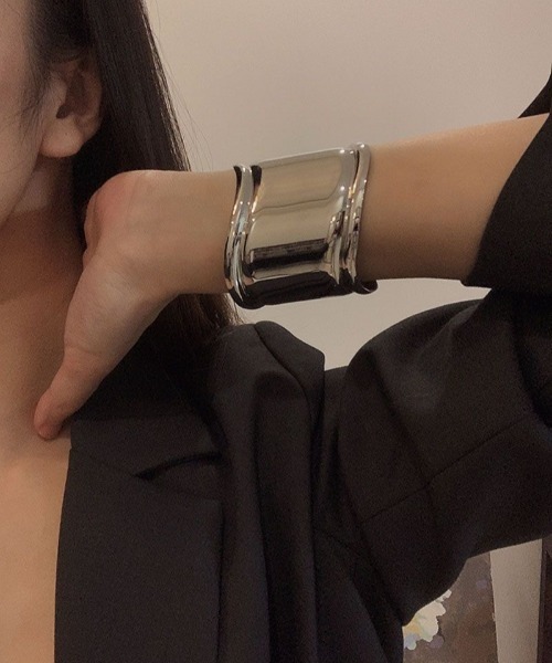 Coo+i（クーイ）の「ボリュームバングル（バングル/リストバンド・レディース・シルバー/ブラック/ゴールド・FREE）」の4枚目の写真