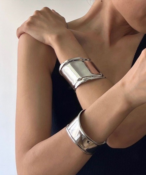 Coo+i（クーイ）の「ボリュームバングル（バングル/リストバンド・レディース・シルバー/ブラック/ゴールド・FREE）」の7枚目の写真