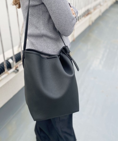 Reurie'(レウリィ)の「【ZOZO限定】ワンハンドルバケットショルダーバッグ / トートバッグ ワンショルダー ブラウン ブラック 大容量 大きめ(ショルダーバッグ・レディース・ブラウン/ブラック・FREE)」の6枚目の写真