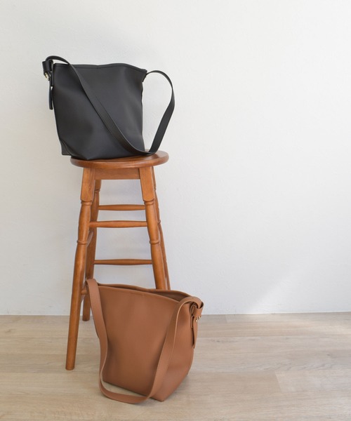 Reurie'(レウリィ)の「【ZOZO限定】ワンハンドルバケットショルダーバッグ / トートバッグ ワンショルダー ブラウン ブラック 大容量 大きめ(ショルダーバッグ・レディース・ブラウン/ブラック・FREE)」の3枚目の写真