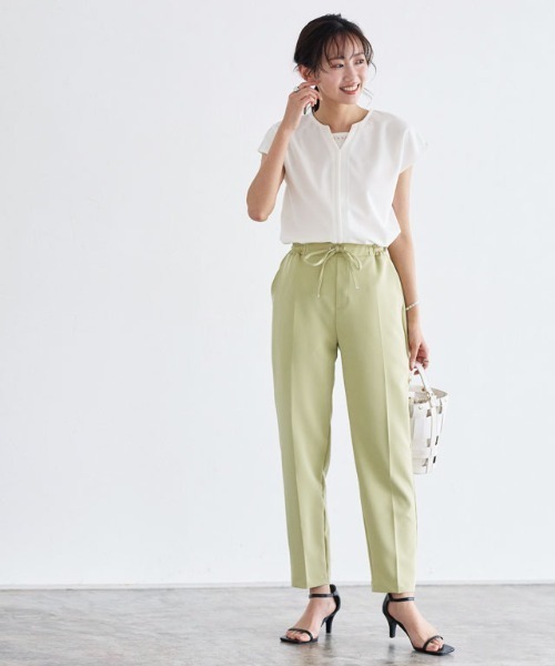 Pierrot(ピエロ)の「2wayパールアクセントTブラウス(シャツ/ブラウス・レディース・ブルー/ブラック/ネイビー/オフホワイト/グレイッシュベージュ・M/L)」の13枚目の写真
