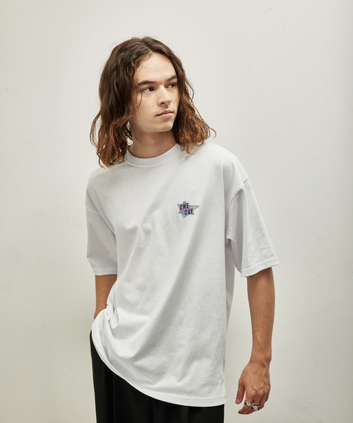 JUNRED(ジュンレッド)の「シティポップバックプリントTシャツ(Tシャツ/カットソー・メンズ・ピンク/チャコールグレー/ホワイト・L/LL/M)」の1枚目の写真