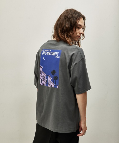 JUNRED(ジュンレッド)の「シティポップバックプリントTシャツ(Tシャツ/カットソー・メンズ・ピンク/チャコールグレー/ホワイト・L/LL/M)」の4枚目の写真