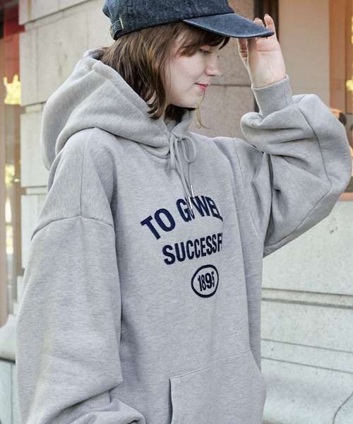 MONO-MART LADY'S（モノマートレディース）の「フェルト刺繍ロゴオーバーサイズスウェットプルオーバーパーカー（パーカー・レディース・ネイビー/オートミール/杢グレー/ワイン/スミクロ・FREE）」の2枚目の写真