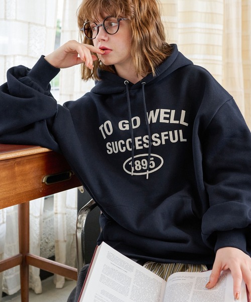 MONO-MART LADY'S（モノマートレディース）の「フェルト刺繍ロゴオーバーサイズスウェットプルオーバーパーカー（パーカー・レディース・ネイビー/オートミール/杢グレー/ワイン/スミクロ・FREE）」の4枚目の写真