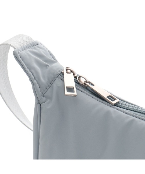 JENNI(ジェニィ)の「シンプルバナナショルダー(ショルダーバッグ・キッズ・サックスブルー/ブラック/アイボリー・F)」の17枚目の写真
