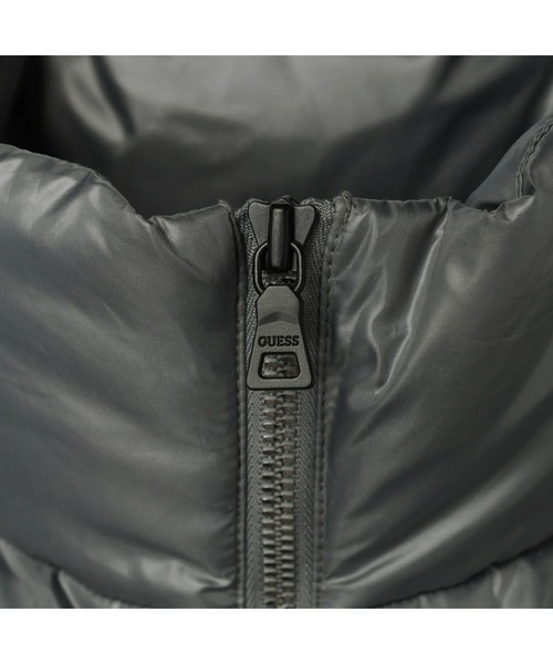 Guess（ゲス）の「Logo Down Jacket（ダウンジャケット/コート・メンズ・ブラック/カーキ・LARGE/MEDIUM/X-LARGE）」の7枚目の写真