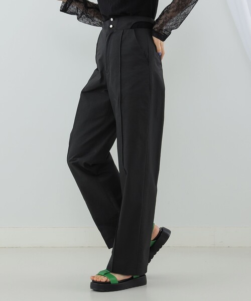 Ray BEAMS(レイビームス)の「Ray BEAMS / カットアウト ベルト パンツ(スラックス・レディース・ブルー/ブラック・1/0)」の2枚目の写真