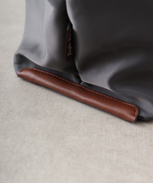 Legato Largo（レガートラルゴ）の「Legato Largo【肩楽】　撥水微光沢ナイロントートバッグ（トートバッグ・レディース・グレー/ピンクベージュ/ブラック/オリーブ/マスタード/ネイビー・FREE）」の13枚目の写真