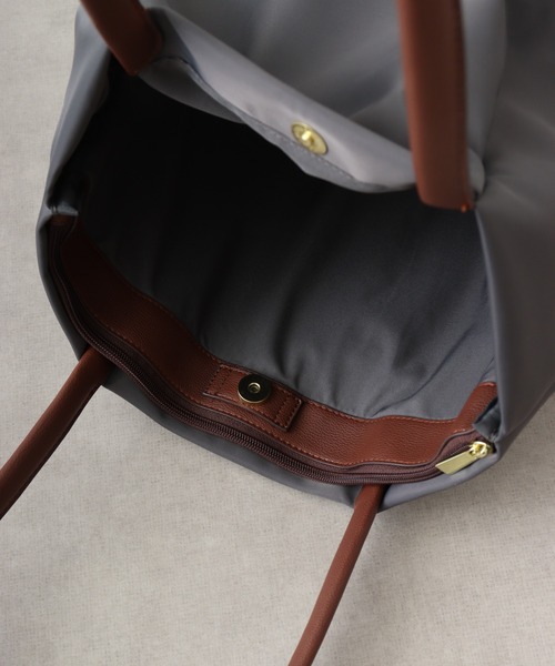 Legato Largo（レガートラルゴ）の「Legato Largo【肩楽】　撥水微光沢ナイロントートバッグ（トートバッグ・レディース・グレー/ピンクベージュ/ブラック/オリーブ/マスタード/ネイビー・FREE）」の15枚目の写真