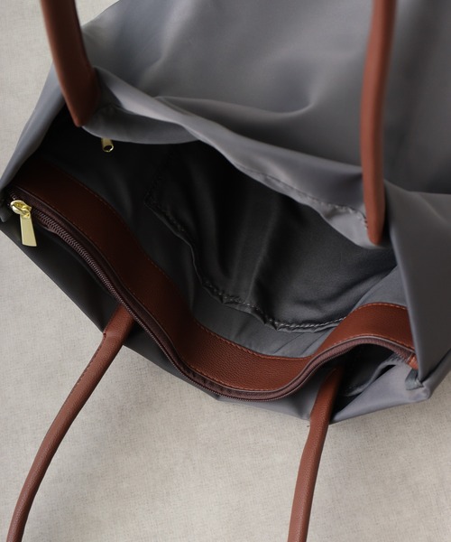 Legato Largo（レガートラルゴ）の「Legato Largo【肩楽】　撥水微光沢ナイロントートバッグ（トートバッグ・レディース・グレー/ピンクベージュ/ブラック/オリーブ/マスタード/ネイビー・FREE）」の17枚目の写真