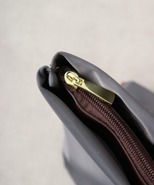 Legato Largo（レガートラルゴ）の「Legato Largo【肩楽】　撥水微光沢ナイロントートバッグ（トートバッグ・レディース・グレー/ピンクベージュ/ブラック/オリーブ/マスタード/ネイビー・FREE）」の18枚目の写真