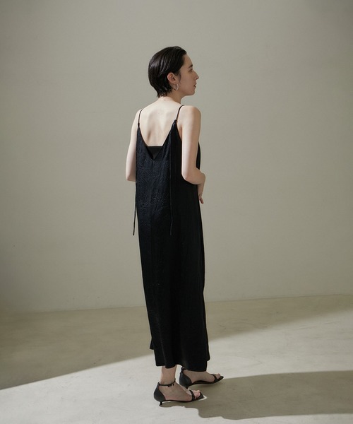 SALON adam et rope'（サロン アダム エ ロペ）の「【WEB限定】2WAYワッシャーサテンキャミワンピース/24SS【洗える】（ワンピース・レディース・ゴールド/ブラック/シルバー・FREE）」の5枚目の写真