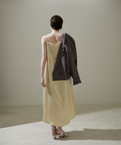 SALON adam et rope'（サロン アダム エ ロペ）の「【WEB限定】2WAYワッシャーサテンキャミワンピース/24SS【洗える】（ワンピース・レディース・ゴールド/ブラック/シルバー・FREE）」の7枚目の写真