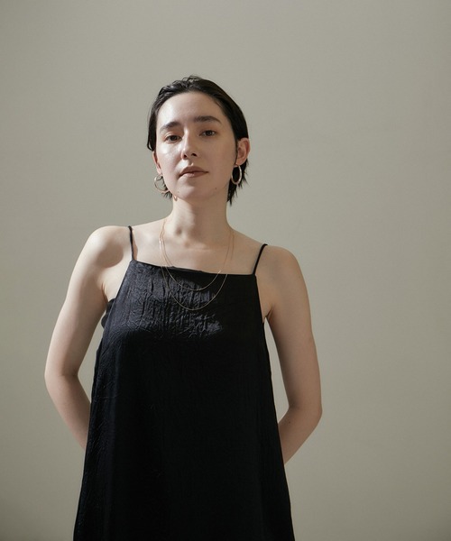 SALON adam et rope'（サロン アダム エ ロペ）の「【WEB限定】2WAYワッシャーサテンキャミワンピース/24SS【洗える】（ワンピース・レディース・ゴールド/ブラック/シルバー・FREE）」の10枚目の写真