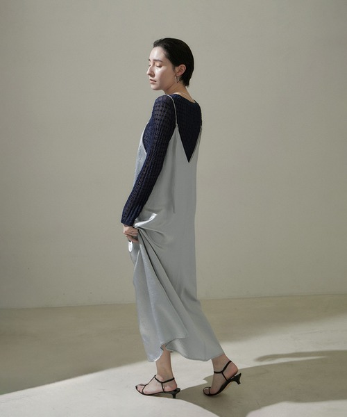 SALON adam et rope'（サロン アダム エ ロペ）の「【WEB限定】2WAYワッシャーサテンキャミワンピース/24SS【洗える】（ワンピース・レディース・ゴールド/ブラック/シルバー・FREE）」の13枚目の写真