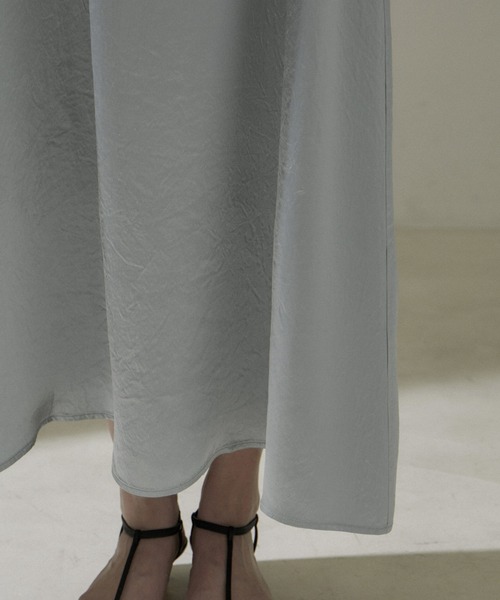 SALON adam et rope'（サロン アダム エ ロペ）の「【WEB限定】2WAYワッシャーサテンキャミワンピース/24SS【洗える】（ワンピース・レディース・ゴールド/ブラック/シルバー・FREE）」の20枚目の写真