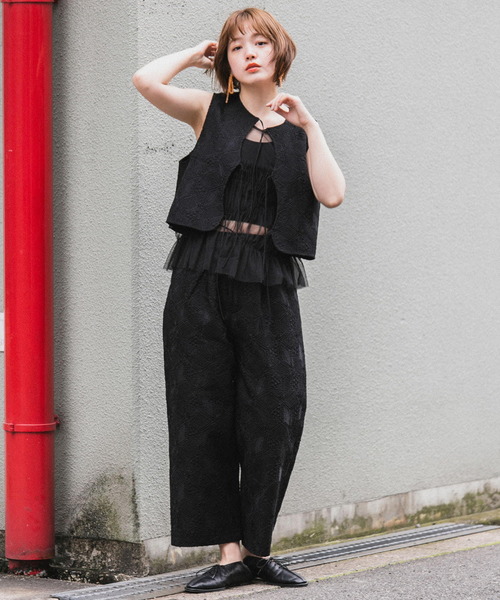 KBF（ケイビーエフ）の「ボンディングレースベスト（ベスト・レディース・オフホワイト/ブラック・ONE）」の2枚目の写真