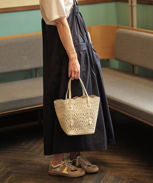 ZAKKA-BOX（ザッカボックス）の「スカラップレースパンチングトートバッグ（トートバッグ・レディース・ホワイト/ブラック・FREE）」の8枚目の写真