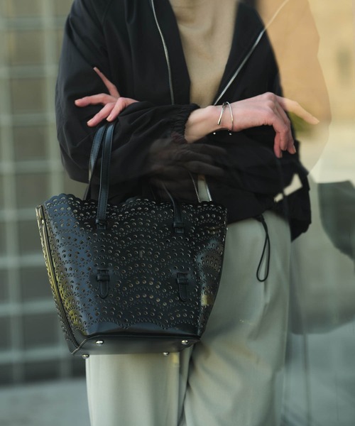 ZAKKA-BOX（ザッカボックス）の「スカラップレースパンチングトートバッグ（トートバッグ・レディース・ホワイト/ブラック・FREE）」の9枚目の写真