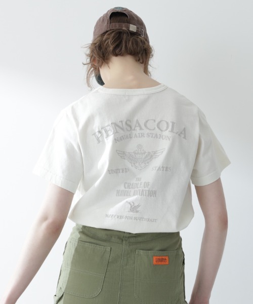 AVIREX(アヴィレックス)の「《直営店限定》FADE WASHT-SHIRT "PENSACOLA"/フェイドウォッシュTシャツ"ペンサコーラ"(Tシャツ/カットソー・レディース・オフホワイト/チャコールグレー/バーガンディー・SMALL/MEDIUM)」の1枚目の写真