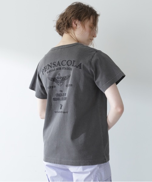 AVIREX(アヴィレックス)の「《直営店限定》FADE WASHT-SHIRT "PENSACOLA"/フェイドウォッシュTシャツ"ペンサコーラ"(Tシャツ/カットソー・レディース・オフホワイト/チャコールグレー/バーガンディー・SMALL/MEDIUM)」の2枚目の写真