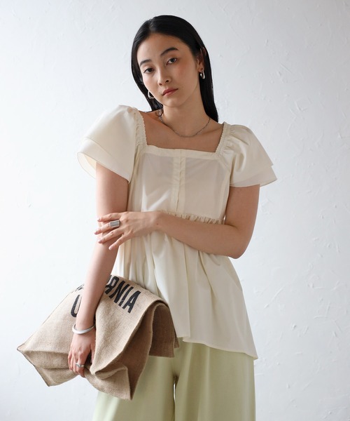 COMMRE(コムル)の「フロントホック袖ボリュームブラウス(シャツ/ブラウス・レディース・チャコールグレー/アイボリー・FREE)」の3枚目の写真