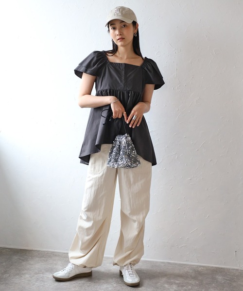 COMMRE(コムル)の「フロントホック袖ボリュームブラウス(シャツ/ブラウス・レディース・チャコールグレー/アイボリー・FREE)」の12枚目の写真