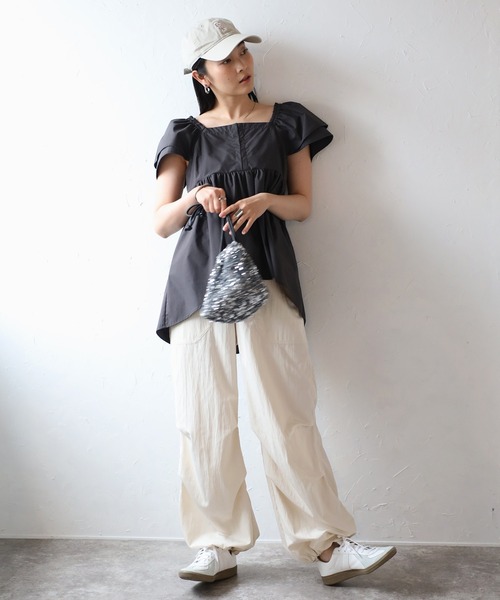 COMMRE(コムル)の「フロントホック袖ボリュームブラウス(シャツ/ブラウス・レディース・チャコールグレー/アイボリー・FREE)」の13枚目の写真