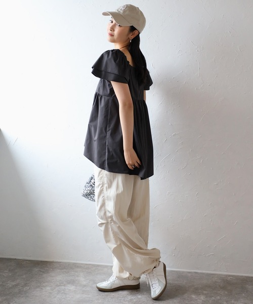 COMMRE(コムル)の「フロントホック袖ボリュームブラウス(シャツ/ブラウス・レディース・チャコールグレー/アイボリー・FREE)」の14枚目の写真