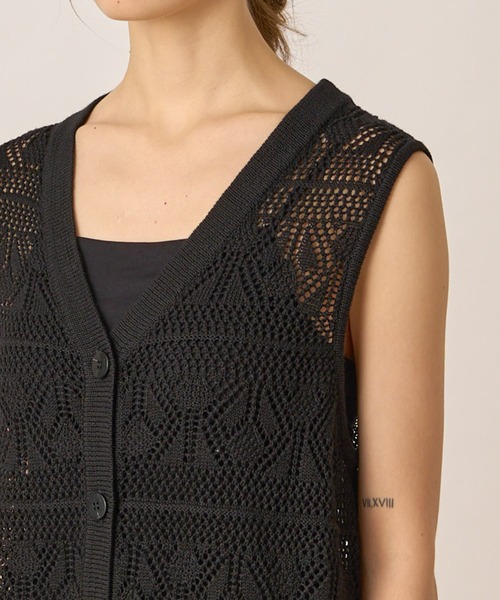 ALLUMER（アリュメール）の「コットンリネンVネックメッシュロングジレ（ニット/セーター・レディース・ブラック/アイボリー/ベージュ・1）」の17枚目の写真