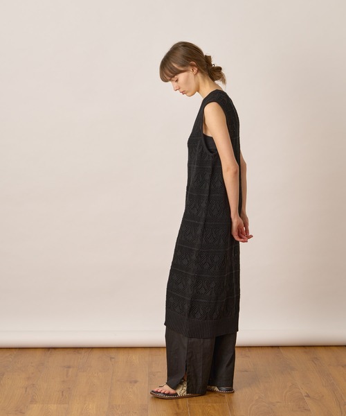 ALLUMER（アリュメール）の「コットンリネンVネックメッシュロングジレ（ニット/セーター・レディース・ブラック/アイボリー/ベージュ・1）」の19枚目の写真