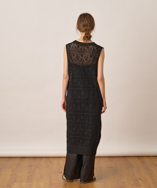 ALLUMER（アリュメール）の「コットンリネンVネックメッシュロングジレ（ニット/セーター・レディース・ブラック/アイボリー/ベージュ・1）」の20枚目の写真