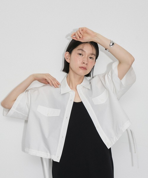 ADAM ET ROPE'(アダムエロペ)の「【サステナブル】クロップドギャザリングシャツ(シャツ/ブラウス・レディース・ブルー系その他6/ブラック/ホワイト・FREE)」の2枚目の写真