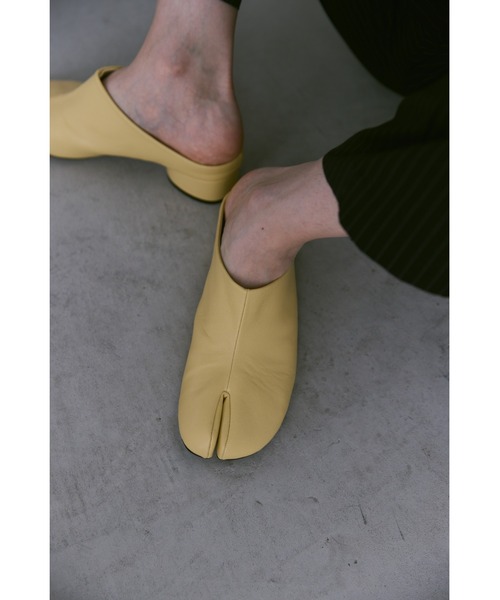 un/neu(アンノイ)の「サボ足袋ミュール(スリッポン・レディース・ブラック/イエロー/シルバー・SMALL/LARGE/MEDIUM)」の1枚目の写真