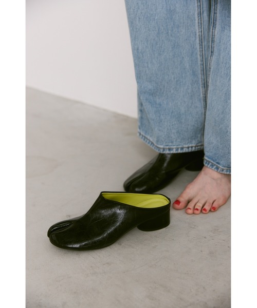 un/neu(アンノイ)の「サボ足袋ミュール(スリッポン・レディース・ブラック/イエロー/シルバー・SMALL/LARGE/MEDIUM)」の5枚目の写真
