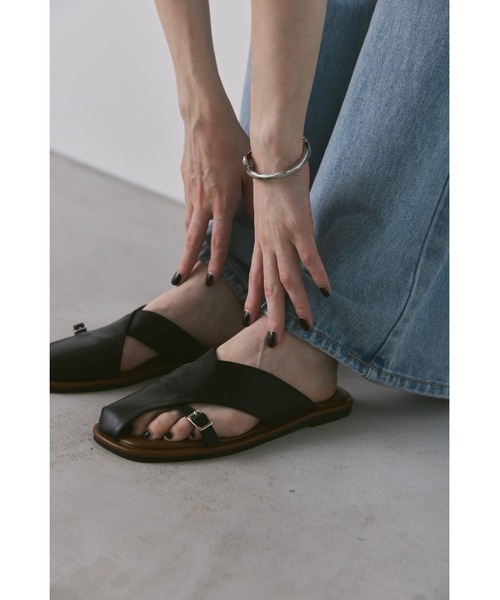 un/neu(アンノイ)の「アシメベルトフラットサンダル(サンダル・レディース・ブラック/シルバー・LARGE/MEDIUM/SMALL)」の12枚目の写真