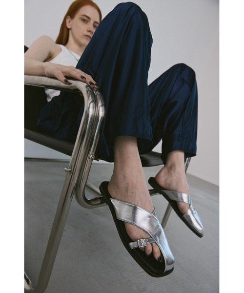 un/neu(アンノイ)の「アシメベルトフラットサンダル(サンダル・レディース・ブラック/シルバー・LARGE/MEDIUM/SMALL)」の9枚目の写真