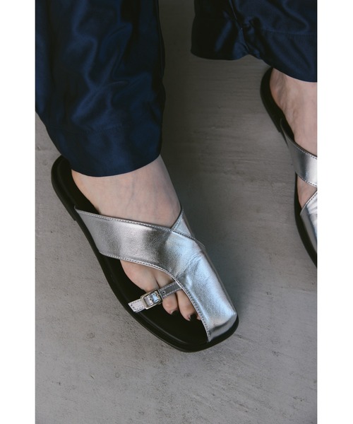 un/neu(アンノイ)の「アシメベルトフラットサンダル(サンダル・レディース・ブラック/シルバー・LARGE/MEDIUM/SMALL)」の7枚目の写真