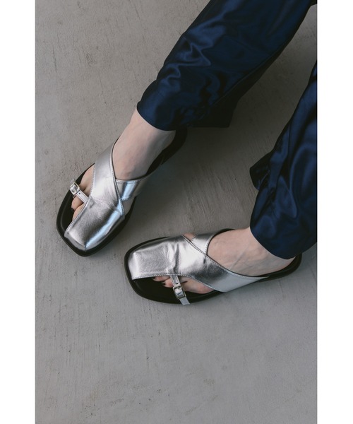un/neu(アンノイ)の「アシメベルトフラットサンダル(サンダル・レディース・ブラック/シルバー・LARGE/MEDIUM/SMALL)」の8枚目の写真