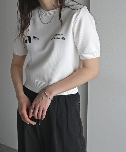 COURO（コウロ）の「プリントクロップドニットTシャツ（ニット/セーター・レディース・ブラック/サックスブルー/グレイッシュベージュ/チャコール/ホワイト系/ホワイト系1/ピンク系/ピンク系1・FREE）」の2枚目の写真