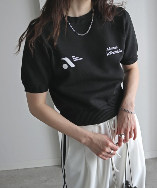 COURO（コウロ）の「プリントクロップドニットTシャツ（ニット/セーター・レディース・ブラック/サックスブルー/グレイッシュベージュ/チャコール/ホワイト系/ホワイト系1/ピンク系/ピンク系1・FREE）」の4枚目の写真