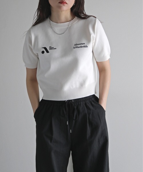 COURO（コウロ）の「プリントクロップドニットTシャツ（ニット/セーター・レディース・ブラック/サックスブルー/グレイッシュベージュ/チャコール/ホワイト系/ホワイト系1/ピンク系/ピンク系1・FREE）」の9枚目の写真