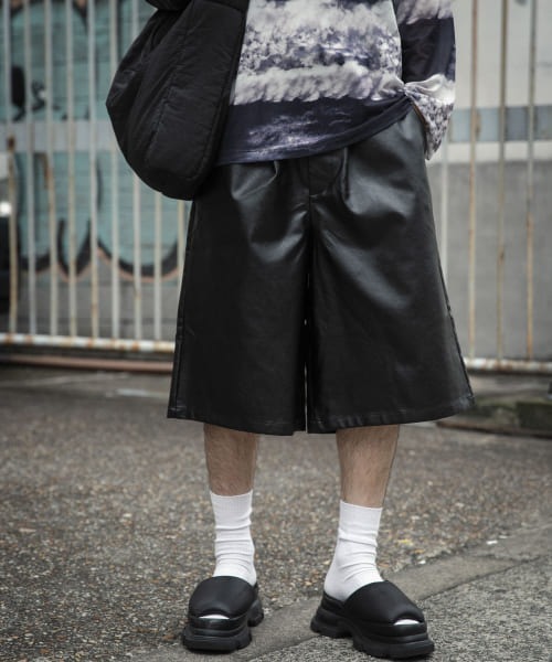 SENSE OF PLACE by URBAN RESEARCH（センスオブプレイスバイアーバンリサーチ）の「フェイクレザーワイドショートパンツ（その他パンツ・メンズ・ブラック・MEDIUM/LARGE）」の16枚目の写真