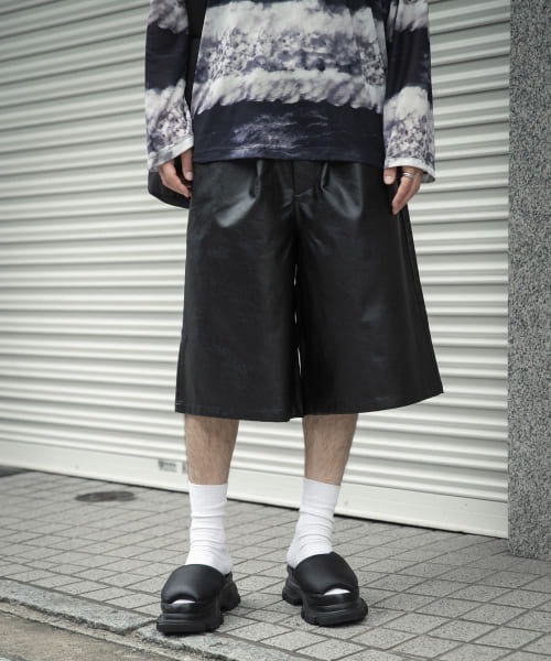 SENSE OF PLACE by URBAN RESEARCH（センスオブプレイスバイアーバンリサーチ）の「フェイクレザーワイドショートパンツ（その他パンツ・メンズ・ブラック・MEDIUM/LARGE）」の12枚目の写真